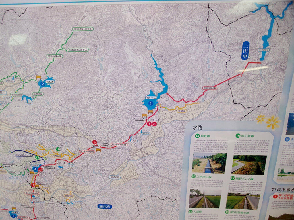 写真中央付近に鴨川ダム。赤で示されているのが水路