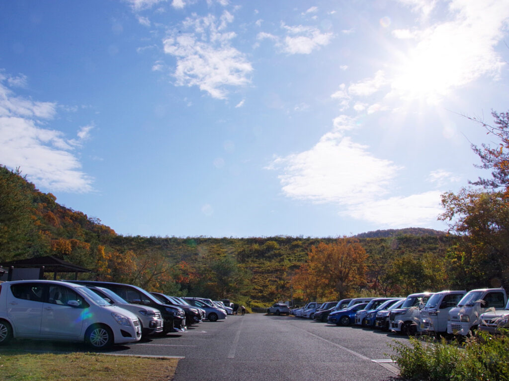 三草山山口登山口駐車場。奥に昭和池の堤防が見える