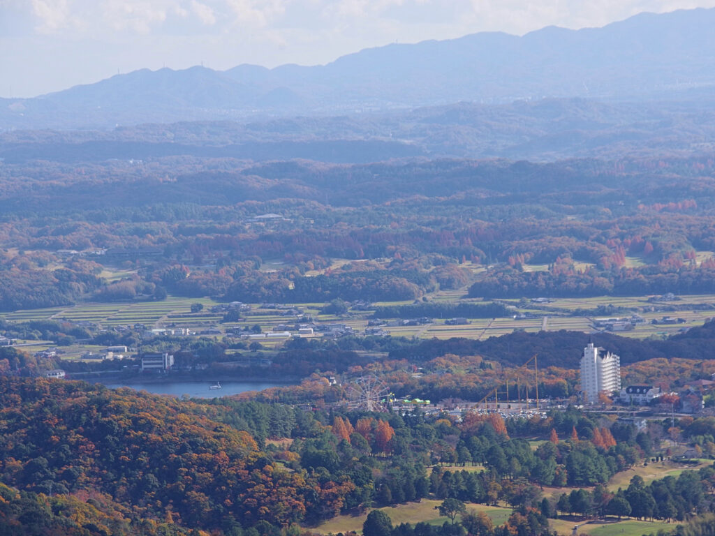 南東に目を向ければ、東条川疎水の要である東条湖