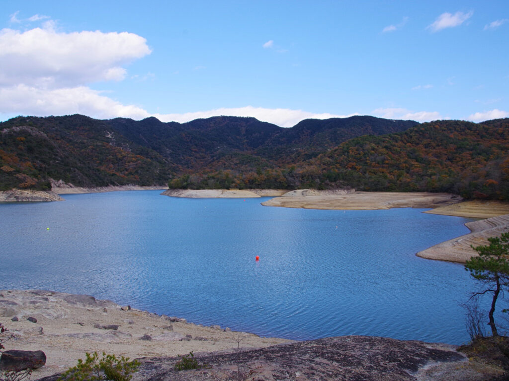 正面に三草山