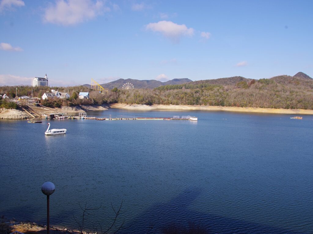 東条湖グランド赤坂の館内から見た東条湖