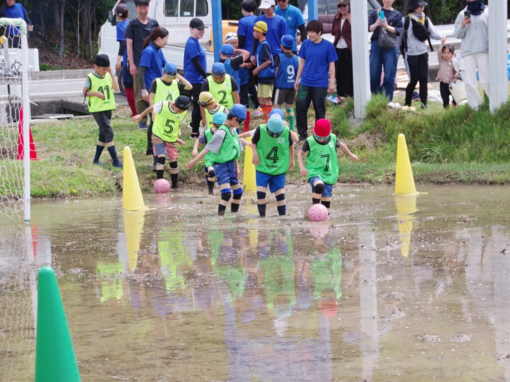 恐る恐る足を踏み入れる子や満面の笑みで泥の中を進む子
