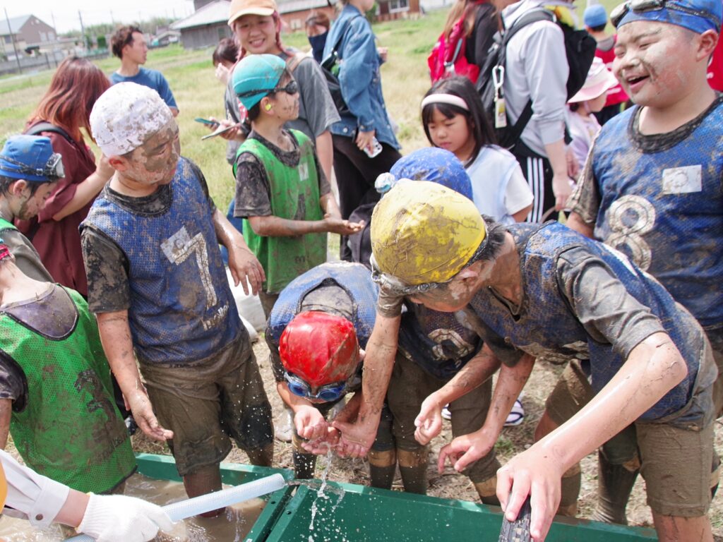 顔に付いた泥を落とせば、シャワーのあるテントへ移動