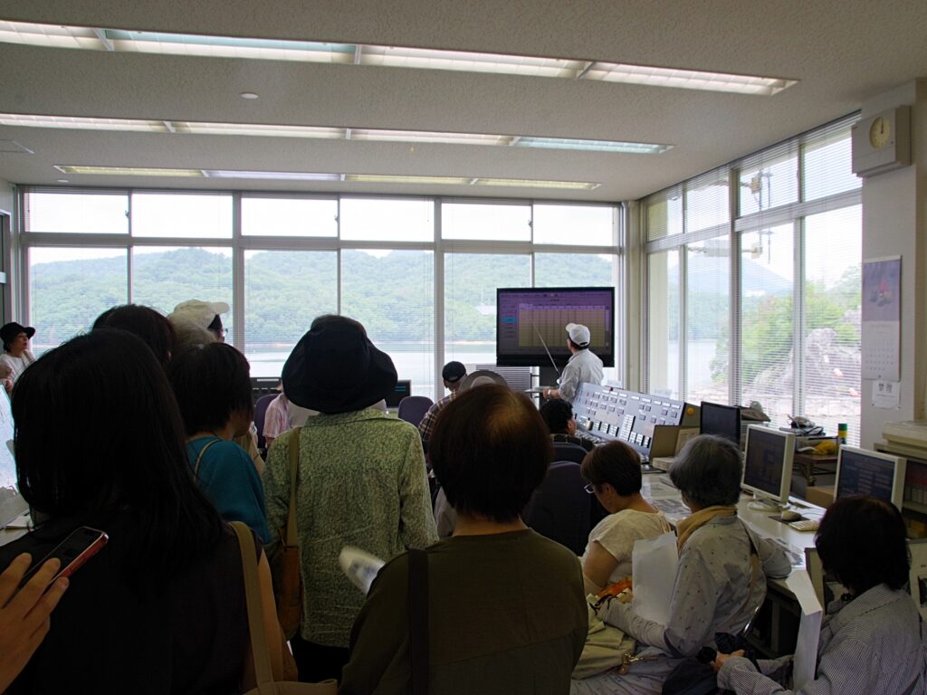 特別にダム操作室を見学
