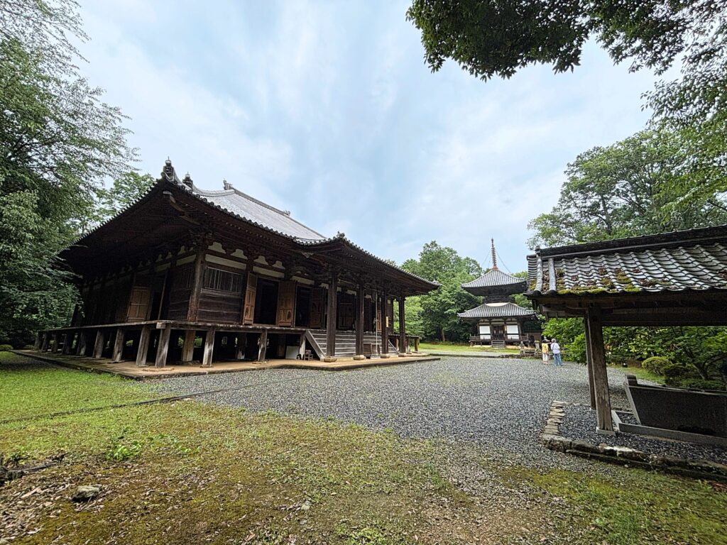 本堂（左）の向拝は江戸時代の増築、多宝塔（正面）