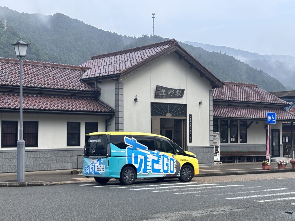 大きな文字と蛍光色が特徴なデマンドバス
