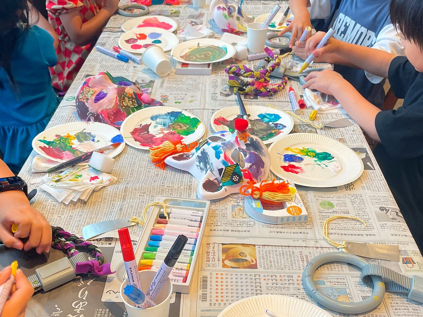 猫のお面とバスのつり革に色塗り