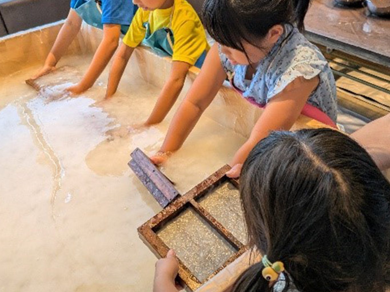 紙すき体験の様子