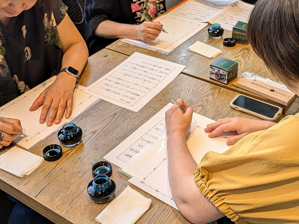 万年筆とインクに触れる参加者のみなさん