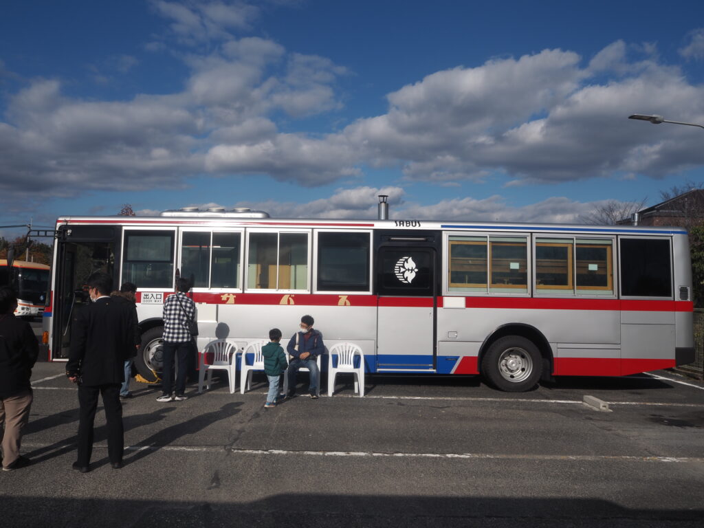 受付から特別エリアへ向かう参加者