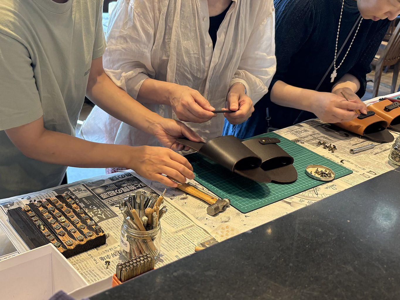 ルームシューズに刻印を入れている様子